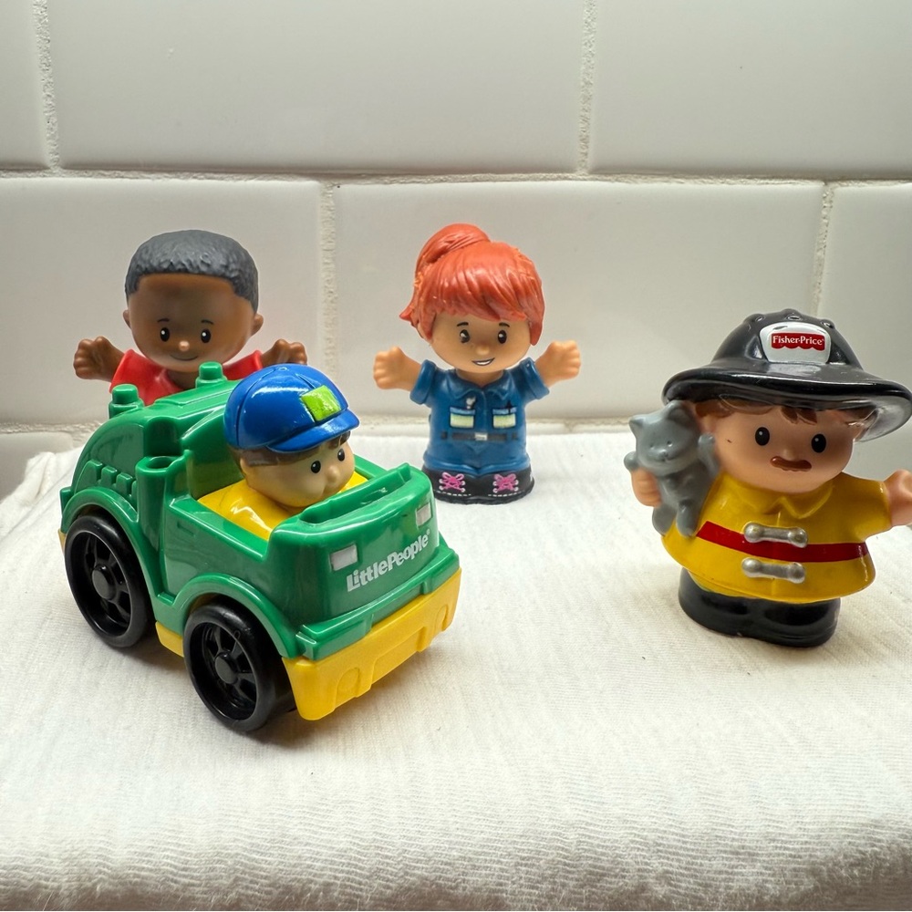 Fisher Price little people mixed lot of 4